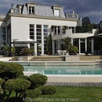 Villa by the lake in France, Ile-de-France, 850 sq.m.