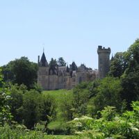Замок в пригороде, в лесу во Франции, Новая Аквитания, 1153000 кв.м.
