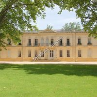 Castle in the suburbs, in the forest, at the seaside in France, Aix-en-Provence, 1900 sq.m.