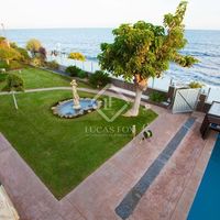 Villa by the lake, at the seaside in Spain, Catalunya, Sant Andreu de Llavaneres, 588 sq.m.