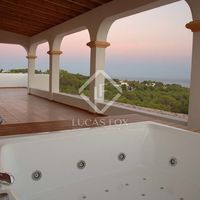 Вилла в большом городе, в горах, у озера, у моря в Испании, Балеарские Острова, Ибица, 648 кв.м.