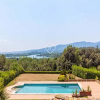 Вилла в горах, у озера в Испании, Каталония, Жирона, 868 кв.м.