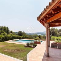 Вилла в горах, у озера в Испании, Каталония, Жирона, 868 кв.м.