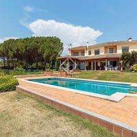 Вилла в горах, у озера в Испании, Каталония, Жирона, 868 кв.м.