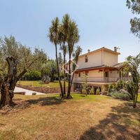 Вилла в горах, у озера в Испании, Каталония, Жирона, 868 кв.м.