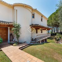 Вилла в горах, у озера в Испании, Каталония, Жирона, 868 кв.м.