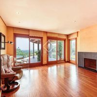 Вилла в горах, у озера в Испании, Каталония, Жирона, 868 кв.м.