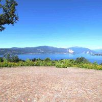 Вилла в деревне, у озера, в пригороде в Италии, Тронцано-Лаго-Маджоре, 450 кв.м.