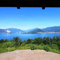 Вилла в деревне, у озера, в пригороде в Италии, Тронцано-Лаго-Маджоре, 450 кв.м.