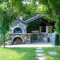 Вилла в горах, в деревне, у озера, в пригороде в Италии, Тронцано-Лаго-Маджоре, 275 кв.м.