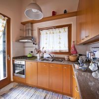 Вилла в горах, в деревне, у озера, в пригороде в Италии, Тронцано-Лаго-Маджоре, 275 кв.м.