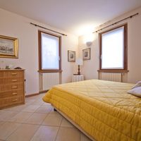 Вилла в горах, в деревне, у озера, в пригороде в Италии, Тронцано-Лаго-Маджоре, 275 кв.м.