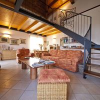 Вилла в горах, в деревне, у озера, в пригороде в Италии, Тронцано-Лаго-Маджоре, 275 кв.м.