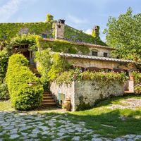 Villa in the village in Italy, Siena, 748 sq.m.