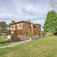 Villa in the village, in the suburbs in Italy, Arezzo, 400 sq.m.