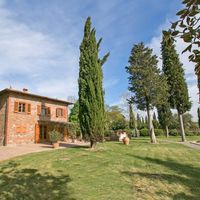 Villa in the village, in the suburbs in Italy, Arezzo, 400 sq.m.