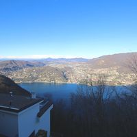 Вилла в горах, у озера в Италии, Комо, 150 кв.м.