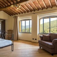 Elite real estate in the village, in the suburbs in Italy, Arezzo, 947 sq.m.