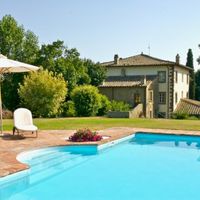 Rental house in the village, in the suburbs in Italy, Toscana, Cortona, 1050 sq.m.