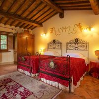 Rental house in the village, in the suburbs in Italy, Toscana, Cortona, 1050 sq.m.