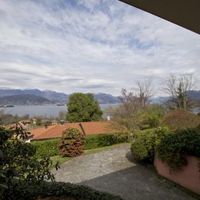 Вилла в горах, у озера в Италии, Тронцано-Лаго-Маджоре, 436 кв.м.