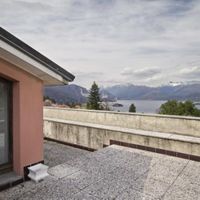 Вилла в горах, у озера в Италии, Тронцано-Лаго-Маджоре, 436 кв.м.