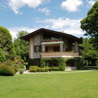 Villa by the lake in Italy, Tronzano Lago Maggiore, 450 sq.m.