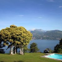 Вилла в горах, у озера в Италии, Тронцано-Лаго-Маджоре, 518 кв.м.