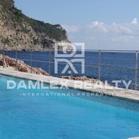 Villa in Spain, Catalunya, Girona, 900 sq.m.