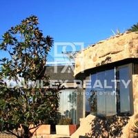 Villa in Spain, Catalunya, Girona, 809 sq.m.