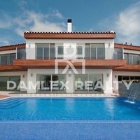 Villa in Spain, Catalunya, Girona, 610 sq.m.