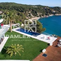 Villa in Spain, Catalunya, Girona, 1100 sq.m.