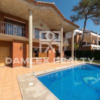 Villa in Spain, Catalunya, Girona, 350 sq.m.