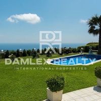 Villa in Spain, Catalunya, Girona, 457 sq.m.