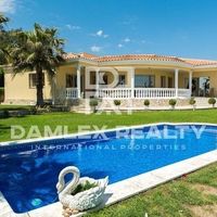 Villa in Spain, Catalunya, Girona, 457 sq.m.