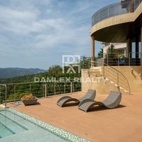 Villa in Spain, Catalunya, Girona, 1130 sq.m.