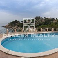 Villa in Spain, Catalunya, Girona, 300 sq.m.