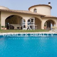 Villa in Spain, Catalunya, Girona, 545 sq.m.