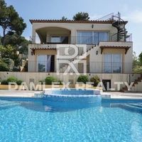 Villa in Spain, Catalunya, Girona, 388 sq.m.