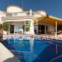 Villa in Spain, Catalunya, Girona, 313 sq.m.