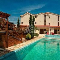 Дом в пригороде в Черногории, Тиват, Радовичи, 180 кв.м.