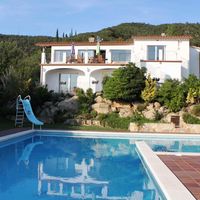House in the mountains, in the suburbs, at the seaside in Spain, Catalunya, Girona, 378 sq.m.