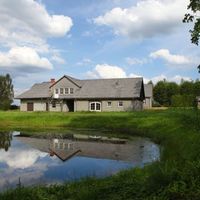 Дом у озера, в пригороде в Латвии, Кулдигский район, Кулдига, 576 кв.м.