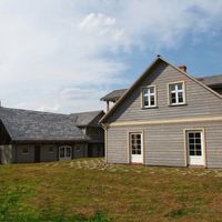 Дом у озера, в пригороде в Латвии, Кулдигский район, Кулдига, 576 кв.м.