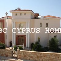Villa in the suburbs, at the seaside in Republic of Cyprus, Eparchia Pafou, 280 sq.m.