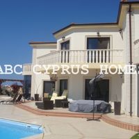 Villa in the mountains, in the suburbs, at the seaside in Republic of Cyprus, Eparchia Pafou, 300 sq.m.