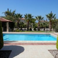 Элитная недвижимость в большом городе, на спа-курорте, в пригороде, у моря на Кипре, Пафос, 647 кв.м.