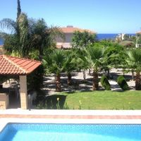 Элитная недвижимость в большом городе, на спа-курорте, в пригороде, у моря на Кипре, Пафос, 647 кв.м.