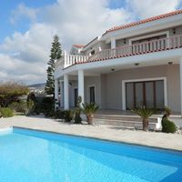 Villa in the suburbs, at the seaside in Republic of Cyprus, Eparchia Pafou, 350 sq.m.