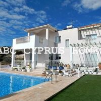 Villa in the big city, in the mountains, in the suburbs, at the seaside in Republic of Cyprus, Eparchia Pafou, 140 sq.m.